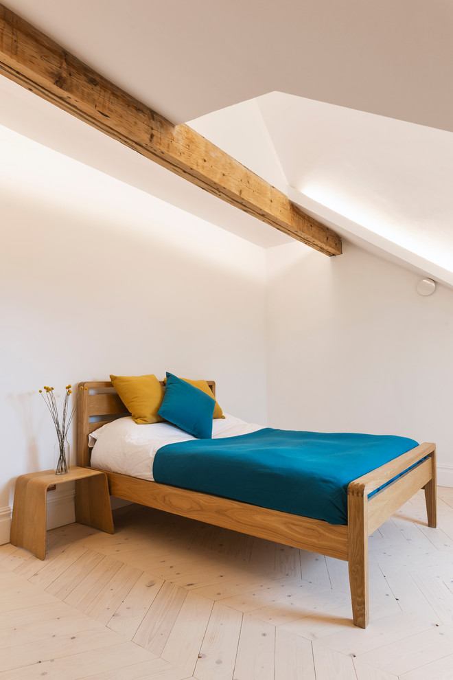 Foto de dormitorio principal tradicional grande con paredes blancas y suelo de madera clara