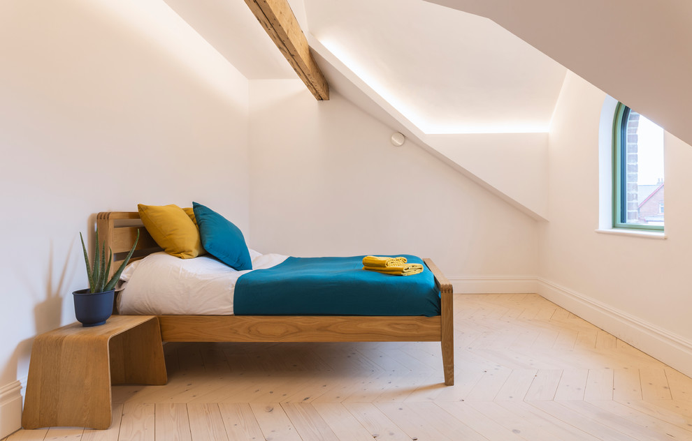Diseño de dormitorio actual con paredes blancas, suelo de madera clara y vigas vistas