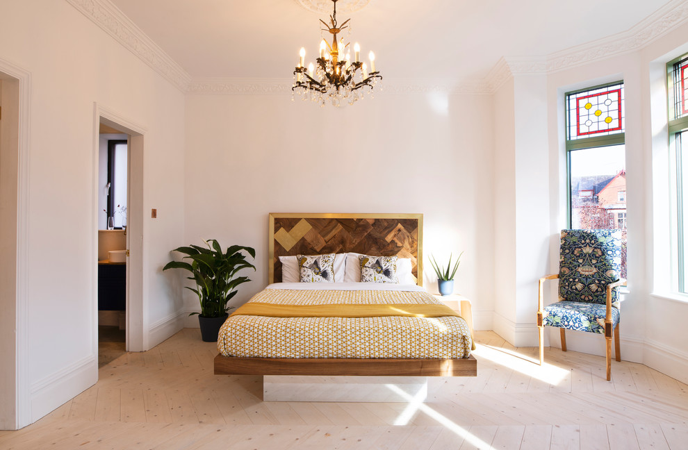 Стильный дизайн: большая хозяйская спальня в стиле неоклассика (современная классика) с белыми стенами и светлым паркетным полом - последний тренд