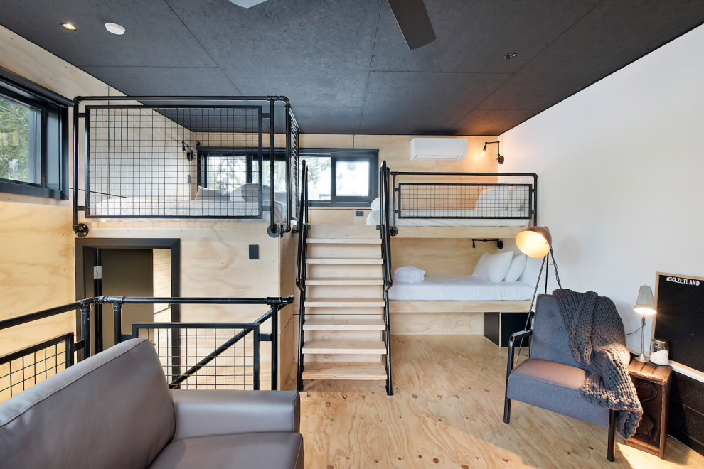 Kleines Industrial Schlafzimmer im Loft-Style mit weißer Wandfarbe, hellem Holzboden und beigem Boden in Sydney