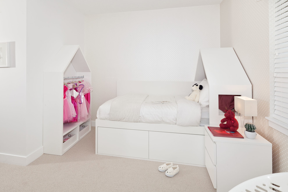 Пример оригинального дизайна: маленькая хозяйская спальня в стиле фьюжн с белыми стенами и светлым паркетным полом для на участке и в саду
