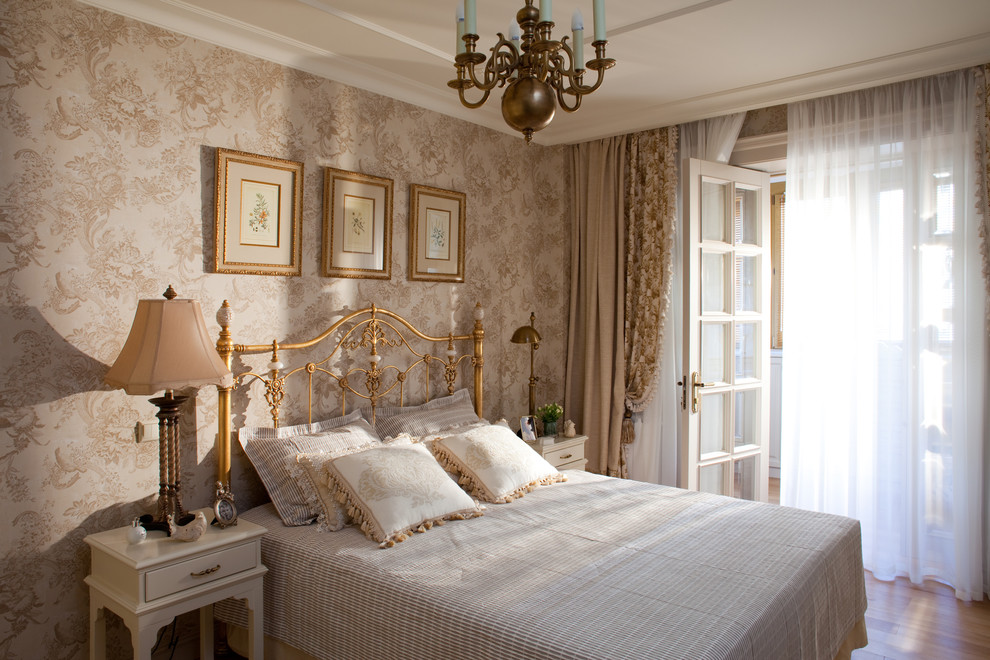 На фото: хозяйская спальня в классическом стиле с бежевыми стенами и паркетным полом среднего тона