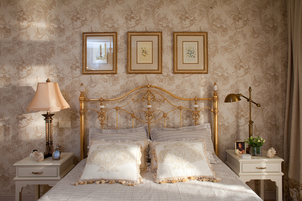 Ejemplo de dormitorio principal clásico con paredes beige y suelo de madera en tonos medios