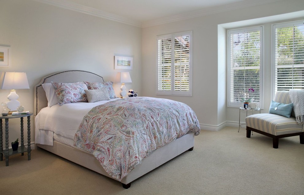 Mittelgroßes Maritimes Hauptschlafzimmer ohne Kamin mit beiger Wandfarbe und Teppichboden in Orange County