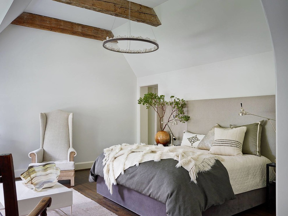 На фото: хозяйская спальня в стиле неоклассика (современная классика) с белыми стенами и темным паркетным полом с