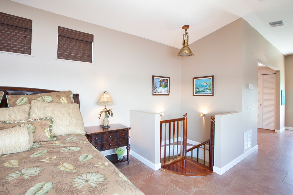 Cette photo montre une grande chambre parentale tendance avec un mur beige, un sol en carrelage de porcelaine et un sol marron.