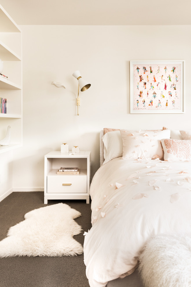 ロサンゼルスにあるコンテンポラリースタイルのおしゃれな主寝室 (白い壁、カーペット敷き、グレーの床) のインテリア