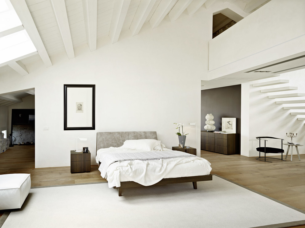 Großes Modernes Hauptschlafzimmer mit weißer Wandfarbe und hellem Holzboden in New York