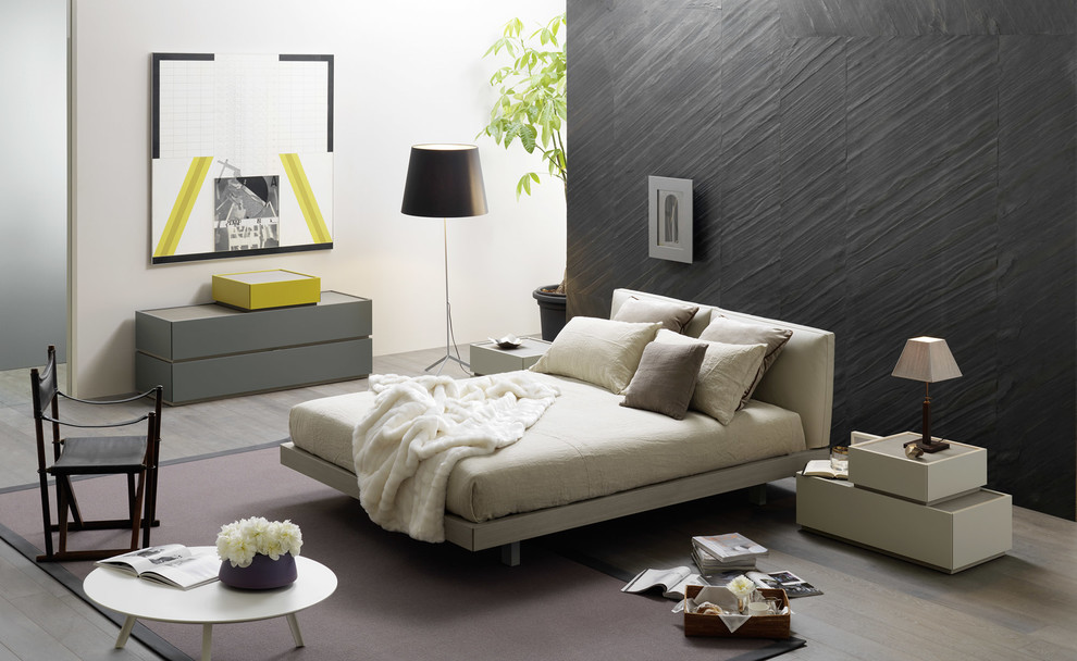 Пример оригинального дизайна: большая спальня в стиле модернизм с серыми стенами и деревянным полом