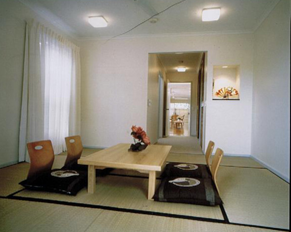 Foto de habitación de invitados asiática con paredes azules y tatami