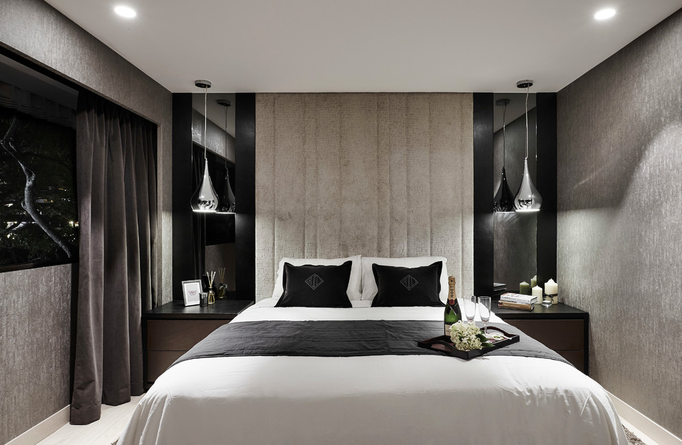 シンガポールにあるコンテンポラリースタイルのおしゃれな寝室 (グレーとブラウン)