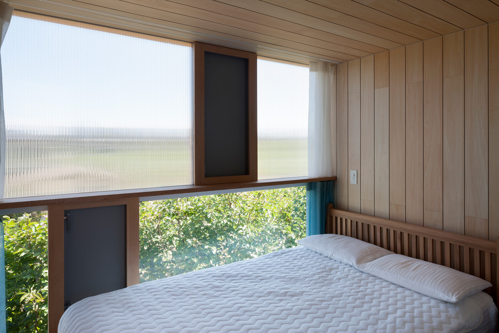Идея дизайна: маленькая хозяйская спальня в стиле модернизм с белыми стенами и паркетным полом среднего тона для на участке и в саду