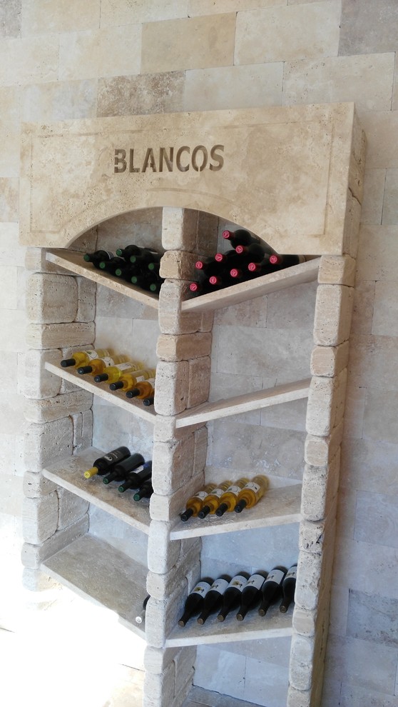 Cette image montre une cave à vin chalet avec un présentoir.