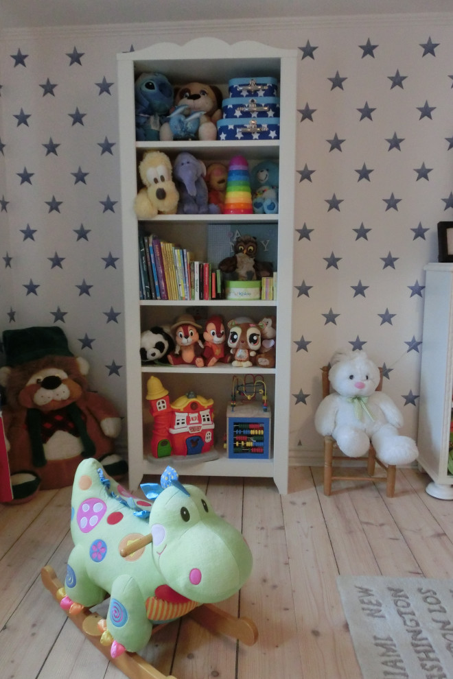Imagen de habitación de niño costera grande con paredes blancas y suelo de madera clara
