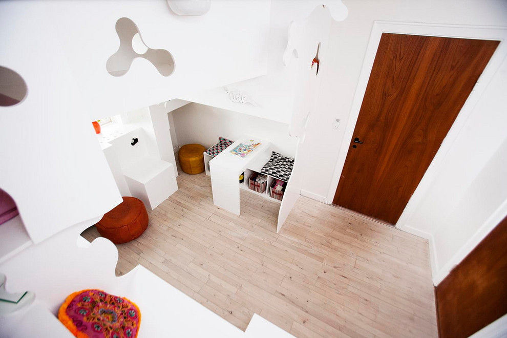 Bild på ett minimalistiskt barnrum