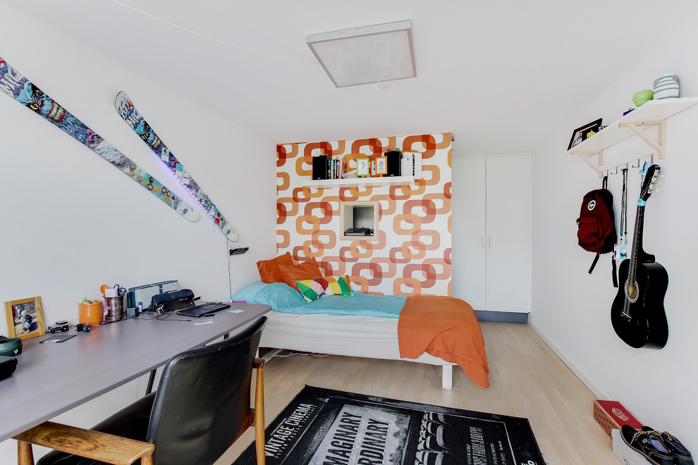 Inspiration pour une chambre d'enfant design de taille moyenne avec un mur orange, parquet clair et un sol beige.