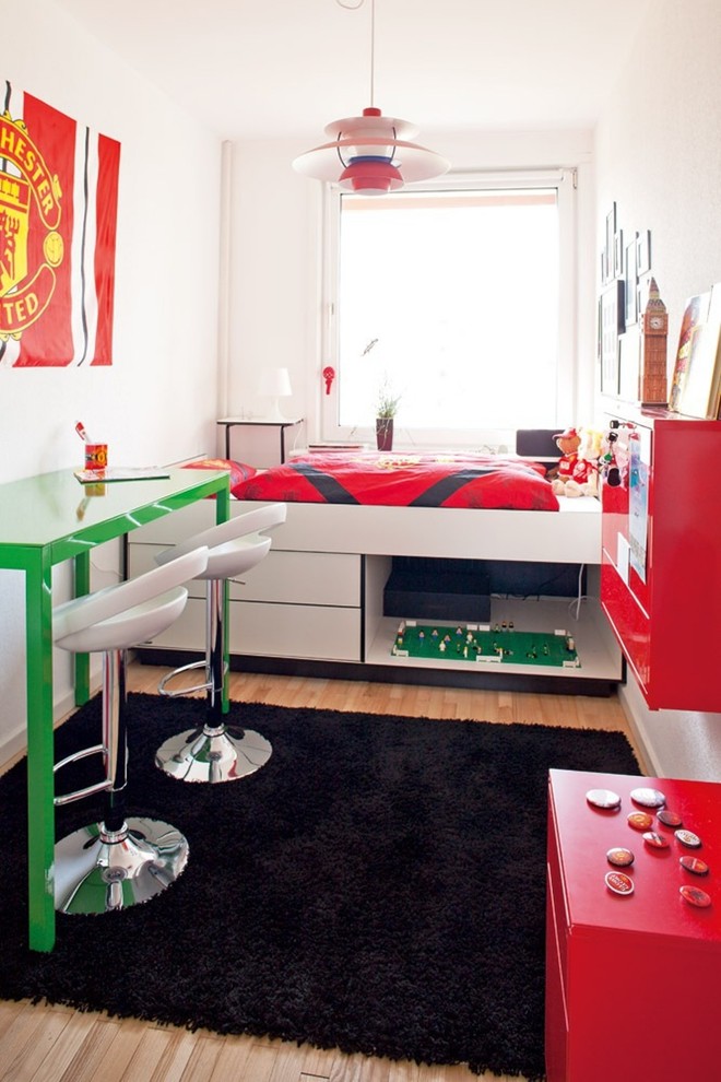 Photo of a medium sized scandi children’s room for boys in Aarhus with white walls and light hardwood flooring.