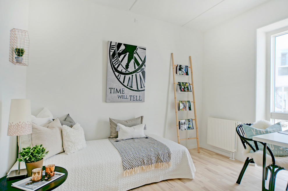Diseño de dormitorio infantil escandinavo con paredes blancas, suelo de madera clara y suelo beige