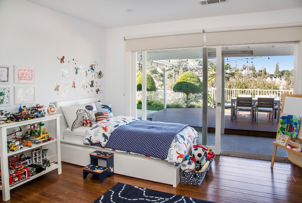 Idéer för ett klassiskt pojkrum kombinerat med sovrum och för 4-10-åringar, med vita väggar och mellanmörkt trägolv