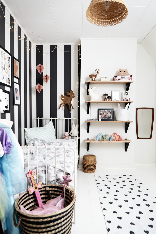 Cette photo montre une petite chambre d'enfant de 4 à 10 ans tendance avec un mur blanc et parquet peint.