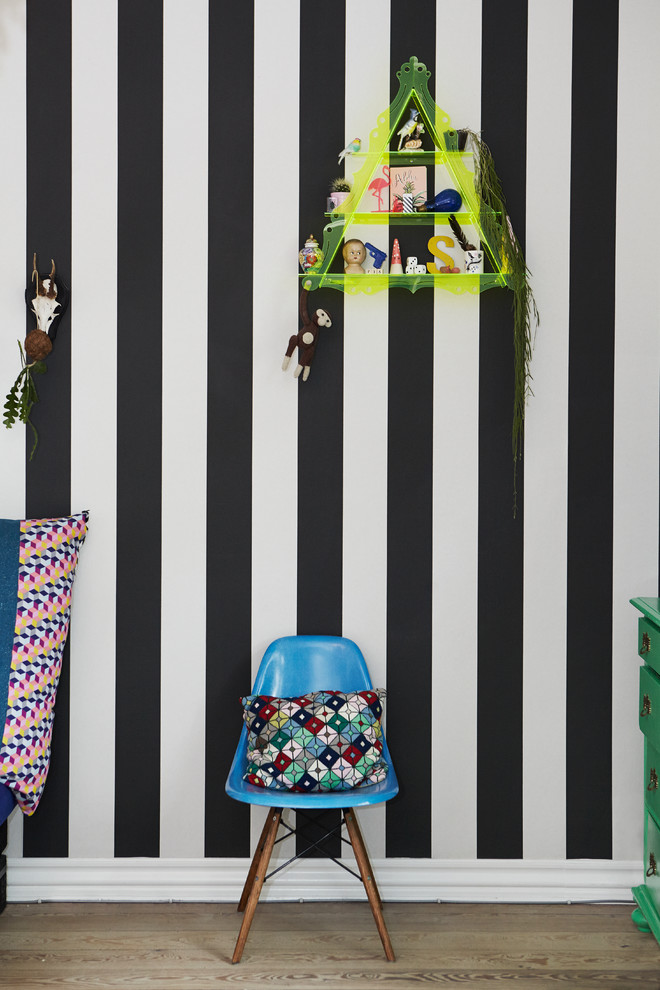 Стильный дизайн: нейтральная детская с разноцветными стенами - последний тренд
