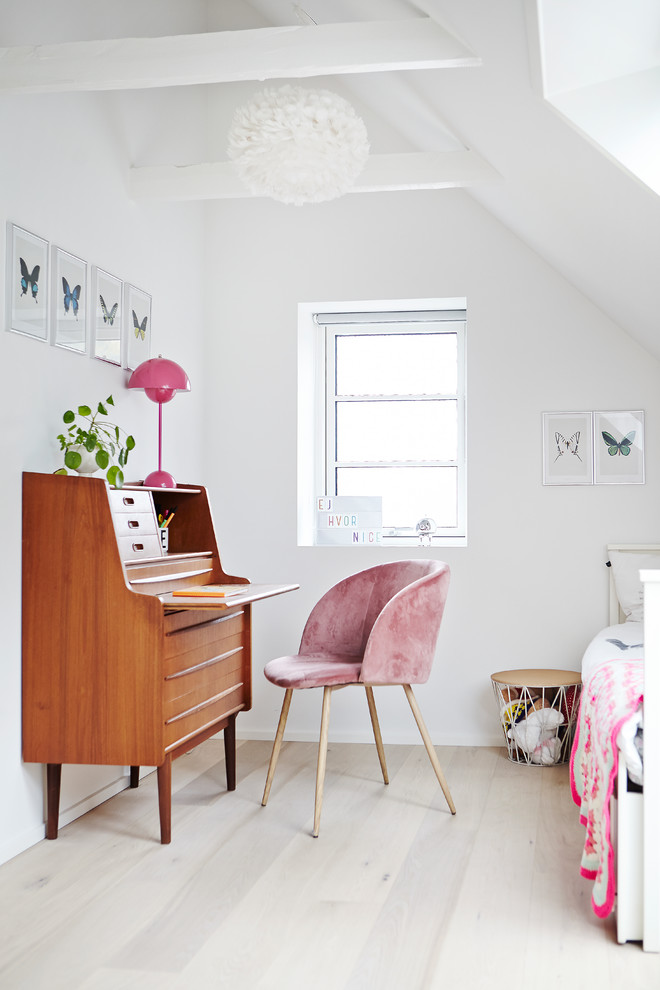 Foto de habitación de niña escandinava con escritorio y paredes blancas