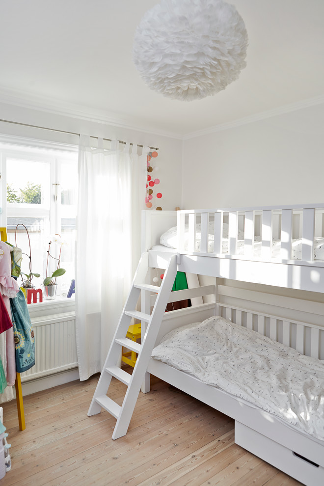 ウィルトシャーにあるお手頃価格の小さな北欧スタイルのおしゃれな子供部屋 (白い壁、児童向け、二段ベッド) の写真