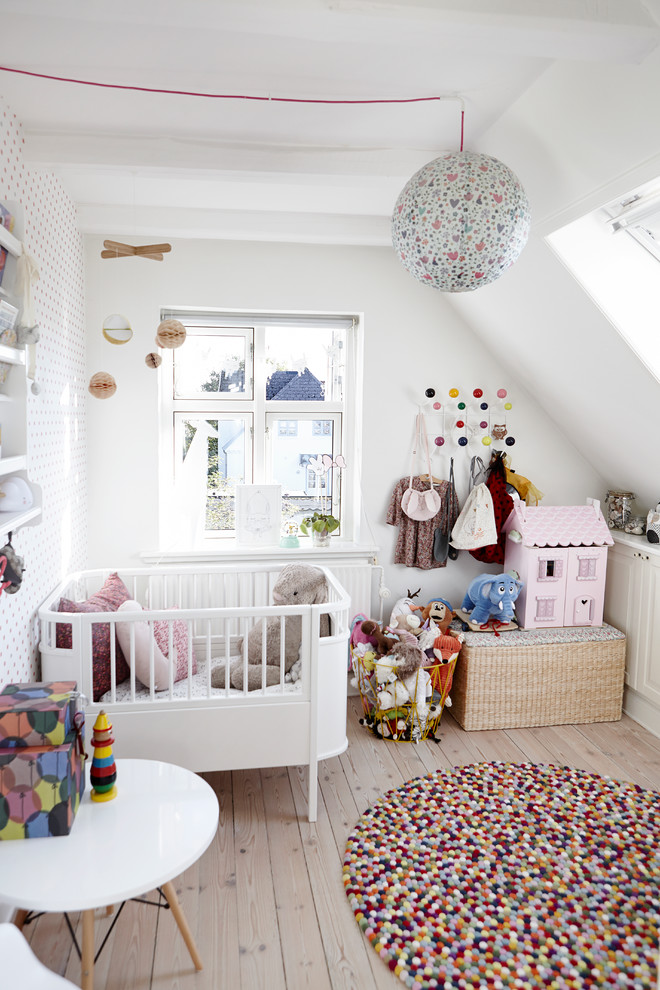 Cette image montre une chambre d'enfant de 1 à 3 ans nordique de taille moyenne avec un mur blanc.