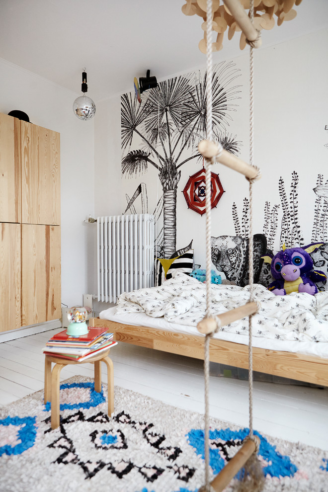 Idéer för att renovera ett minimalistiskt könsneutralt barnrum kombinerat med sovrum, med vita väggar, målat trägolv och vitt golv