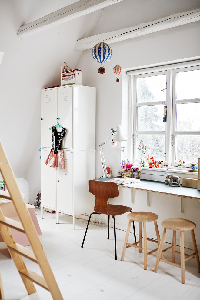 Источник вдохновения для домашнего уюта: нейтральная детская в скандинавском стиле с рабочим местом, белыми стенами, деревянным полом и белым полом для ребенка от 4 до 10 лет