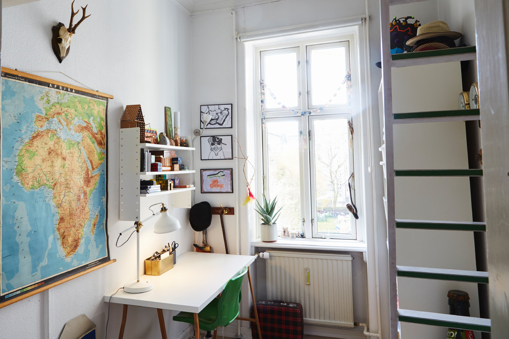 コペンハーゲンにあるミッドセンチュリースタイルのおしゃれな子供部屋 (白い壁、児童向け) の写真