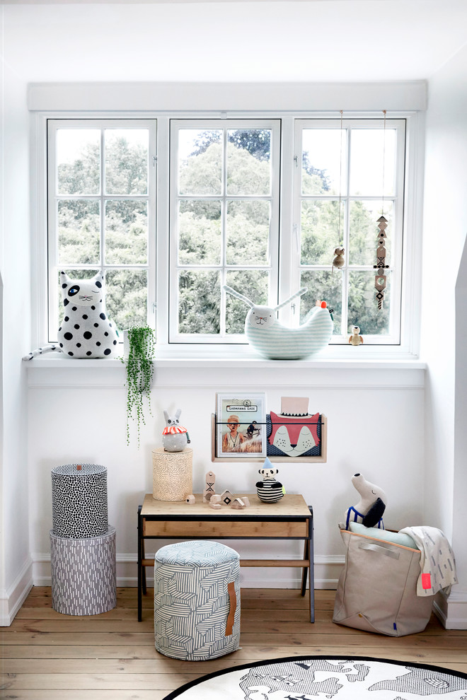 Aménagement d'une chambre neutre de 4 à 10 ans scandinave avec un mur blanc, un sol beige, un bureau et parquet clair.