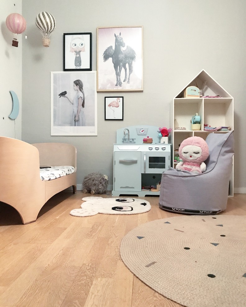 Mittelgroßes, Neutrales Nordisches Kinderzimmer mit Schlafplatz, grauer Wandfarbe, hellem Holzboden und beigem Boden in Sonstige