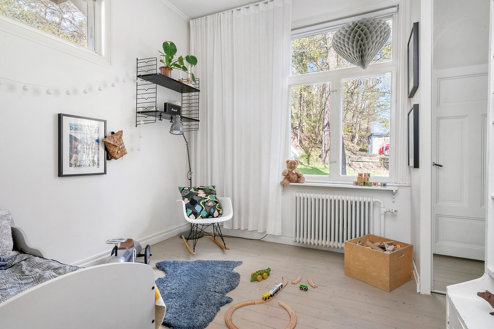 Bild på ett minimalistiskt pojkrum kombinerat med lekrum och för 4-10-åringar, med vita väggar och ljust trägolv