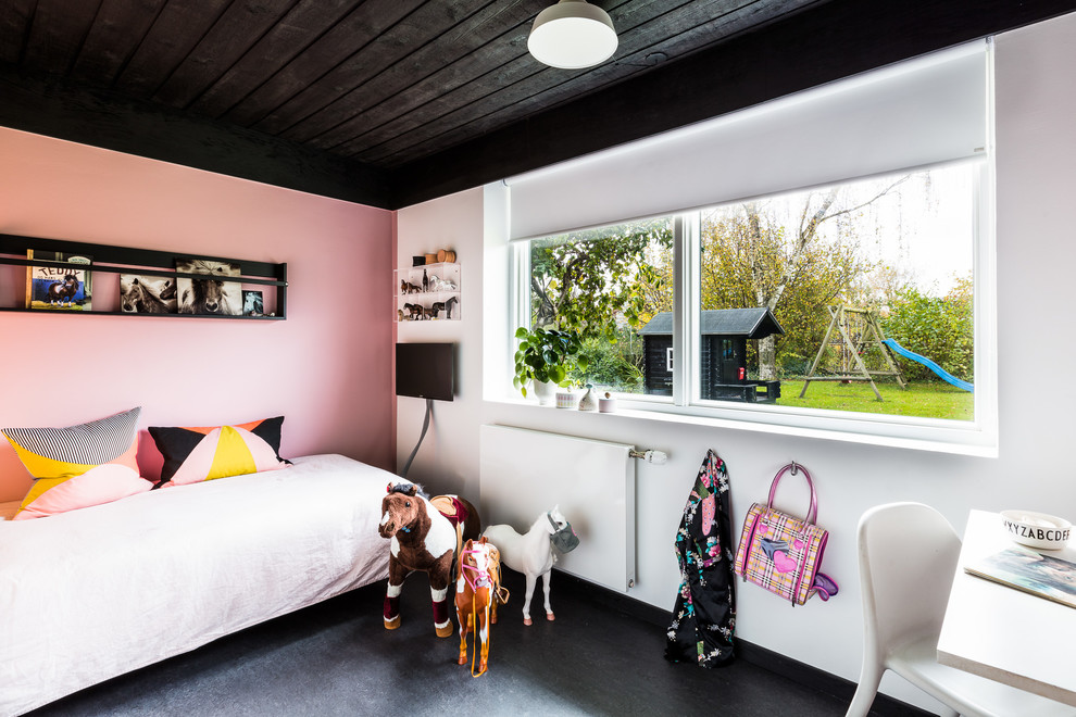 Foto di una cameretta per bambini da 4 a 10 anni nordica con pareti rosa e pavimento nero