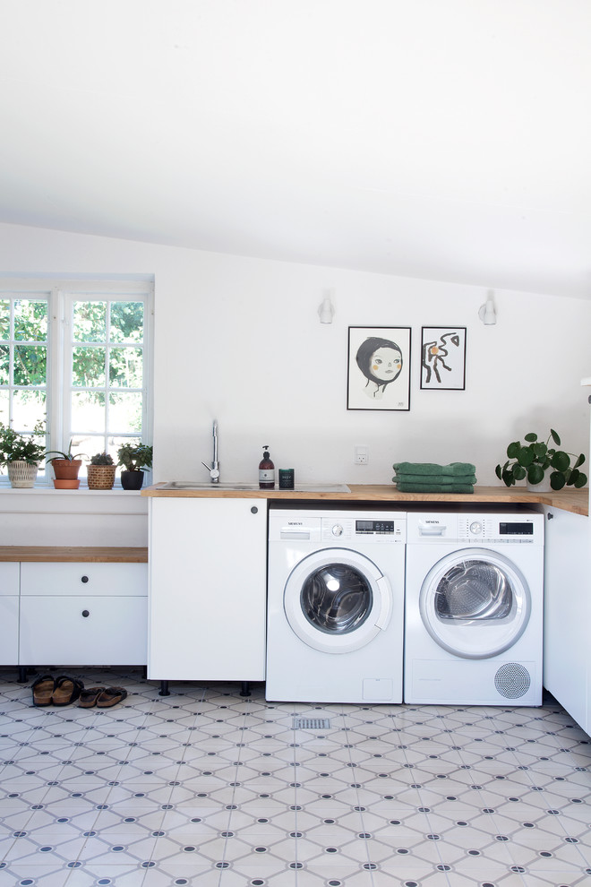 Laundry room - scandinavian laundry room idea in Copenhagen