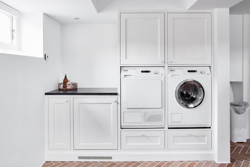 Inspiration for a timeless laundry room remodel in Esbjerg