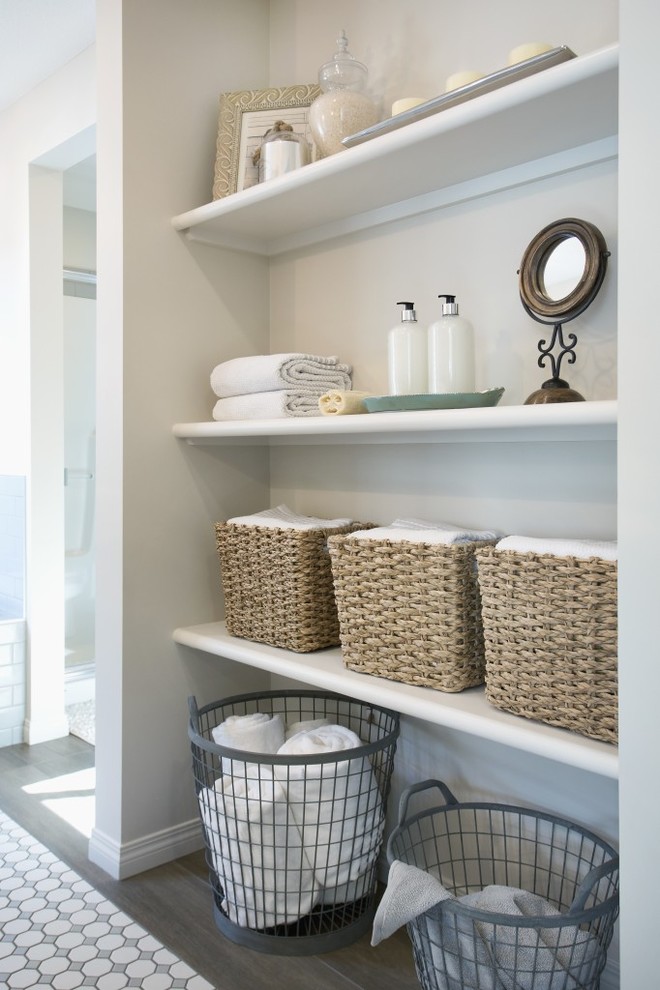 Cottage chic laundry room photo in Paris