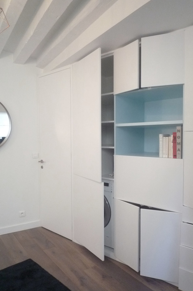 Einzeiliger, Mittelgroßer Moderner Hauswirtschaftsraum mit Waschmaschinenschrank, weißer Wandfarbe und weißer Arbeitsplatte in Paris