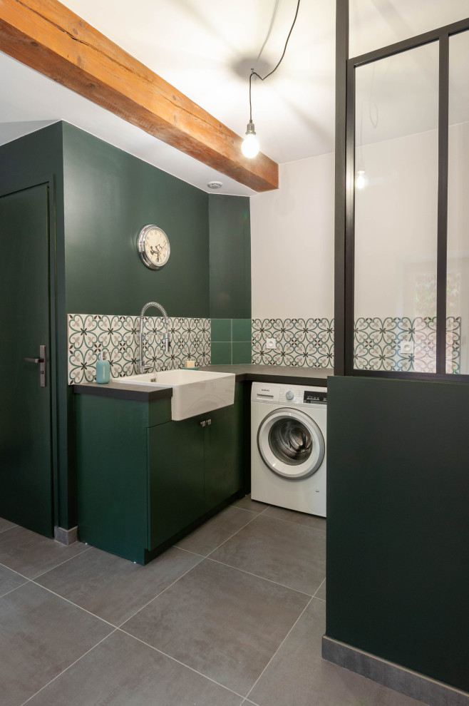 Idee per una grande lavanderia multiuso industriale con lavello a vasca singola, top piastrellato, pareti verdi, pavimento con piastrelle in ceramica, lavatrice e asciugatrice affiancate, pavimento grigio e top grigio