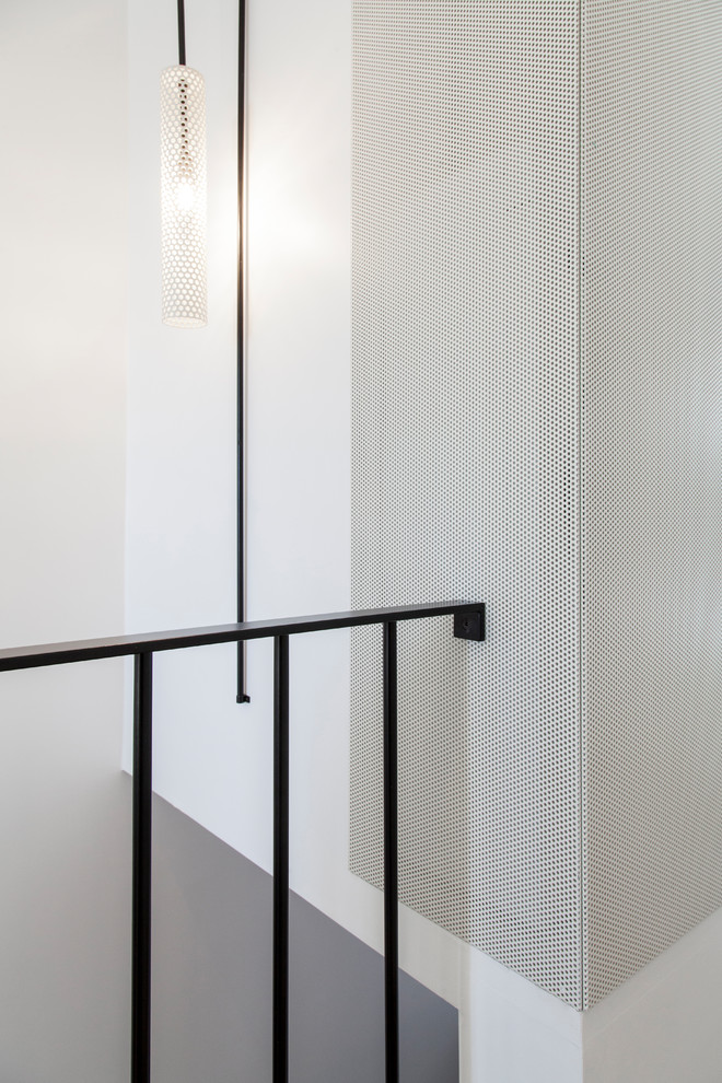 Inspiration pour un couloir design de taille moyenne avec un mur blanc, parquet clair et un sol beige.