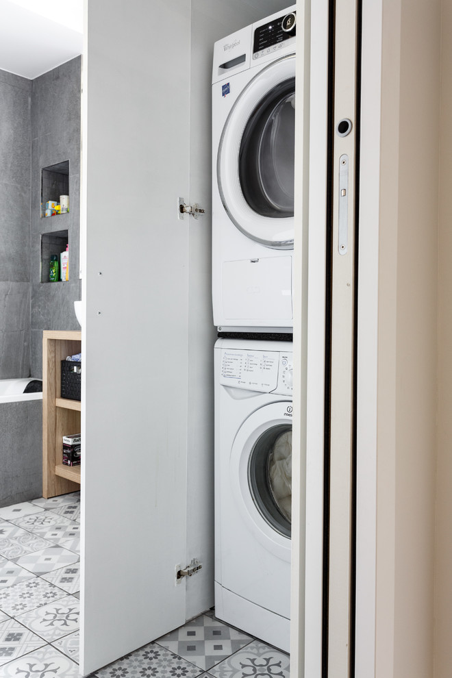 This is an example of an utility room in Paris.