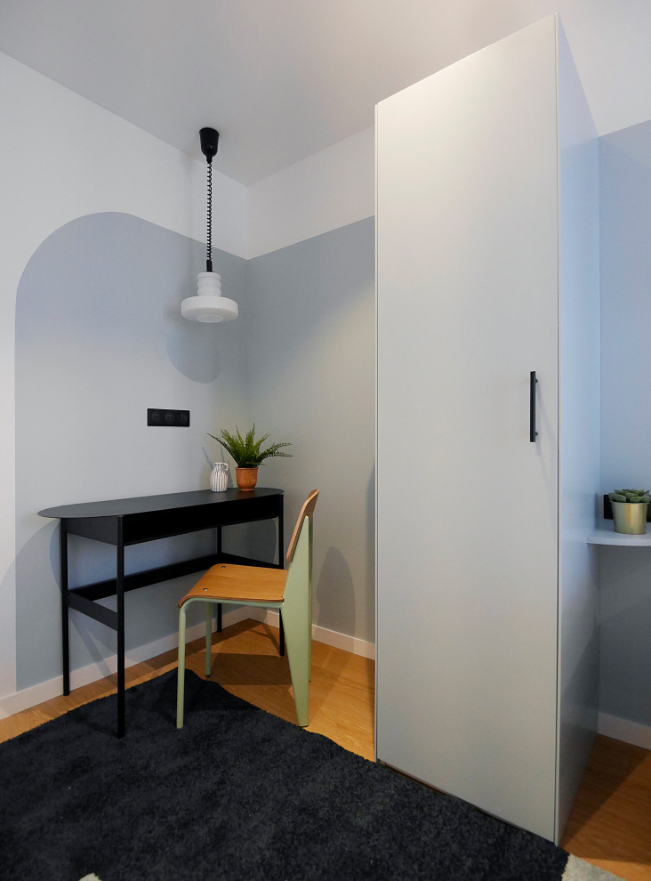 Réalisation d'un bureau minimaliste de taille moyenne avec un mur bleu, un sol en vinyl, un bureau intégré et un sol beige.