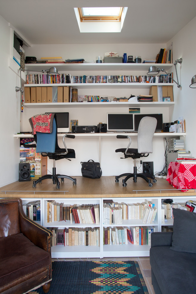 Idee per un ufficio design di medie dimensioni con scrivania incassata
