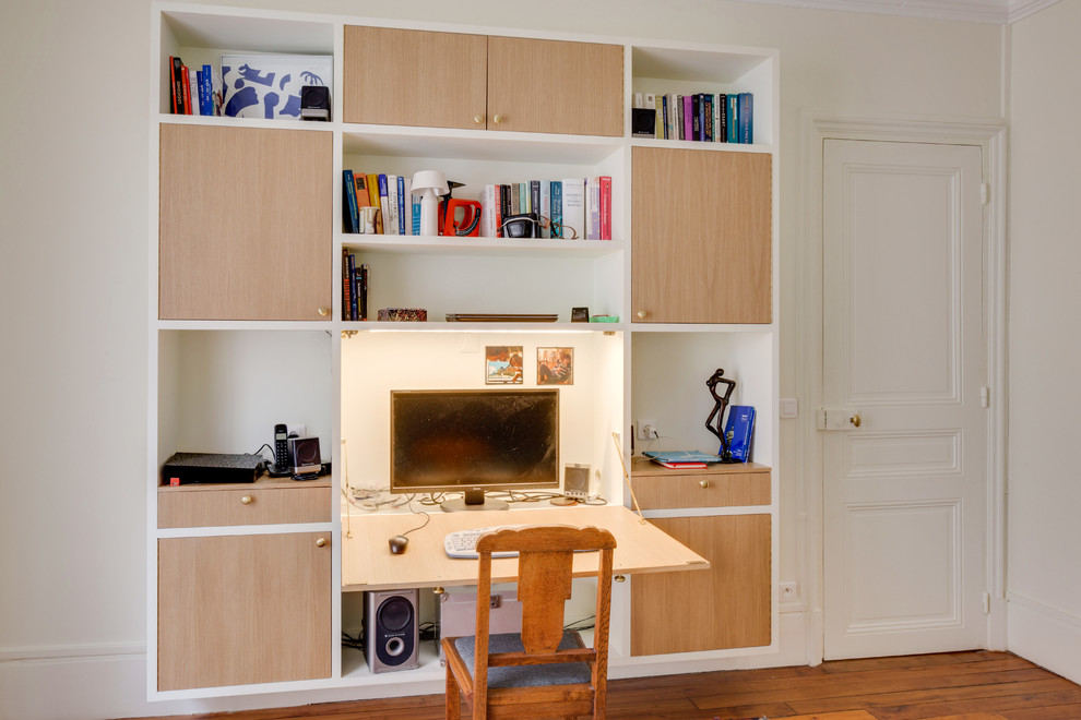 Cette photo montre un bureau tendance de taille moyenne avec un mur blanc, parquet foncé, aucune cheminée, un bureau intégré et un sol marron.