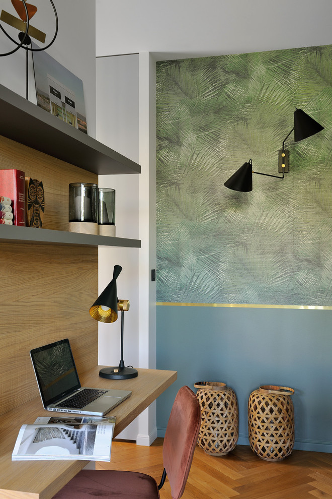Идея дизайна: кабинет в современном стиле с зелеными стенами и светлым паркетным полом