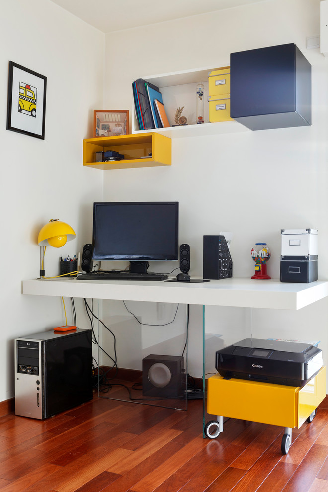 Modernes Arbeitszimmer mit Arbeitsplatz und Einbau-Schreibtisch in Paris