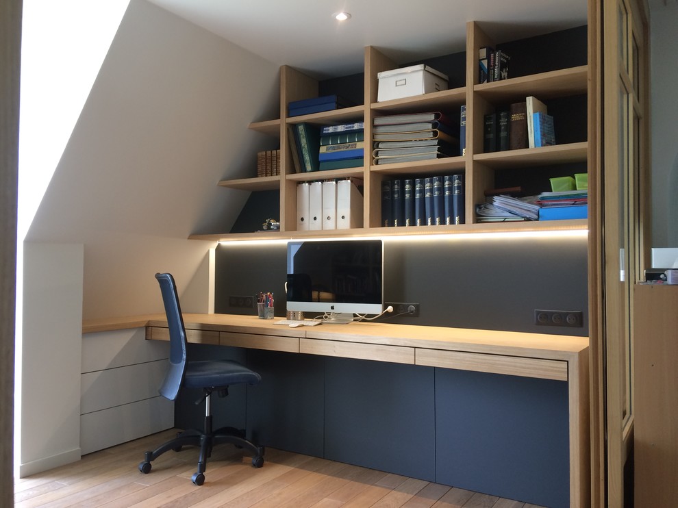 This is an example of a contemporary home office in Rennes.