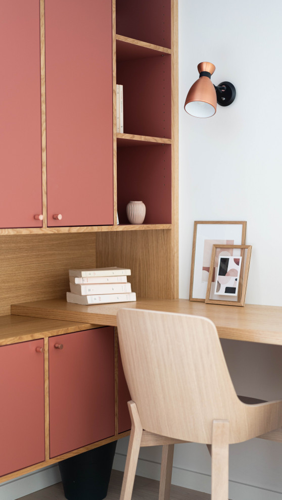 Modelo de despacho nórdico pequeño con paredes blancas, escritorio empotrado y suelo gris