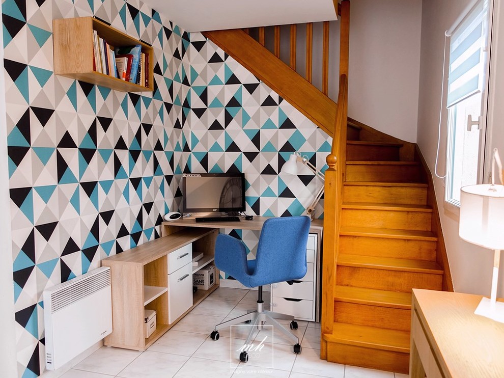 Foto de despacho nórdico pequeño con suelo de baldosas de porcelana, escritorio independiente y paredes multicolor